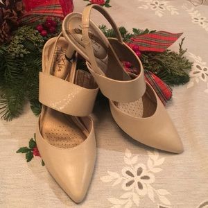 Life Stride flex slip on camel pumps